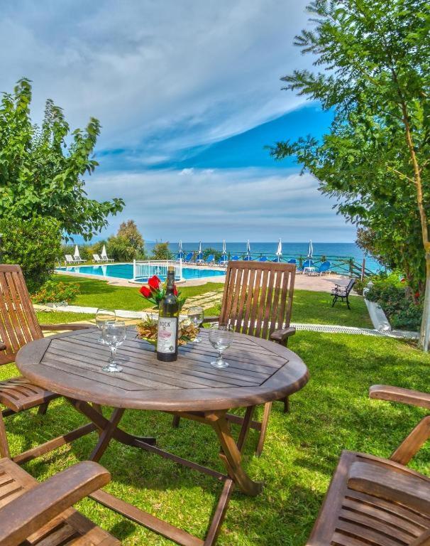 Loukas Apartments On The Waves Tragaki Bagian luar foto