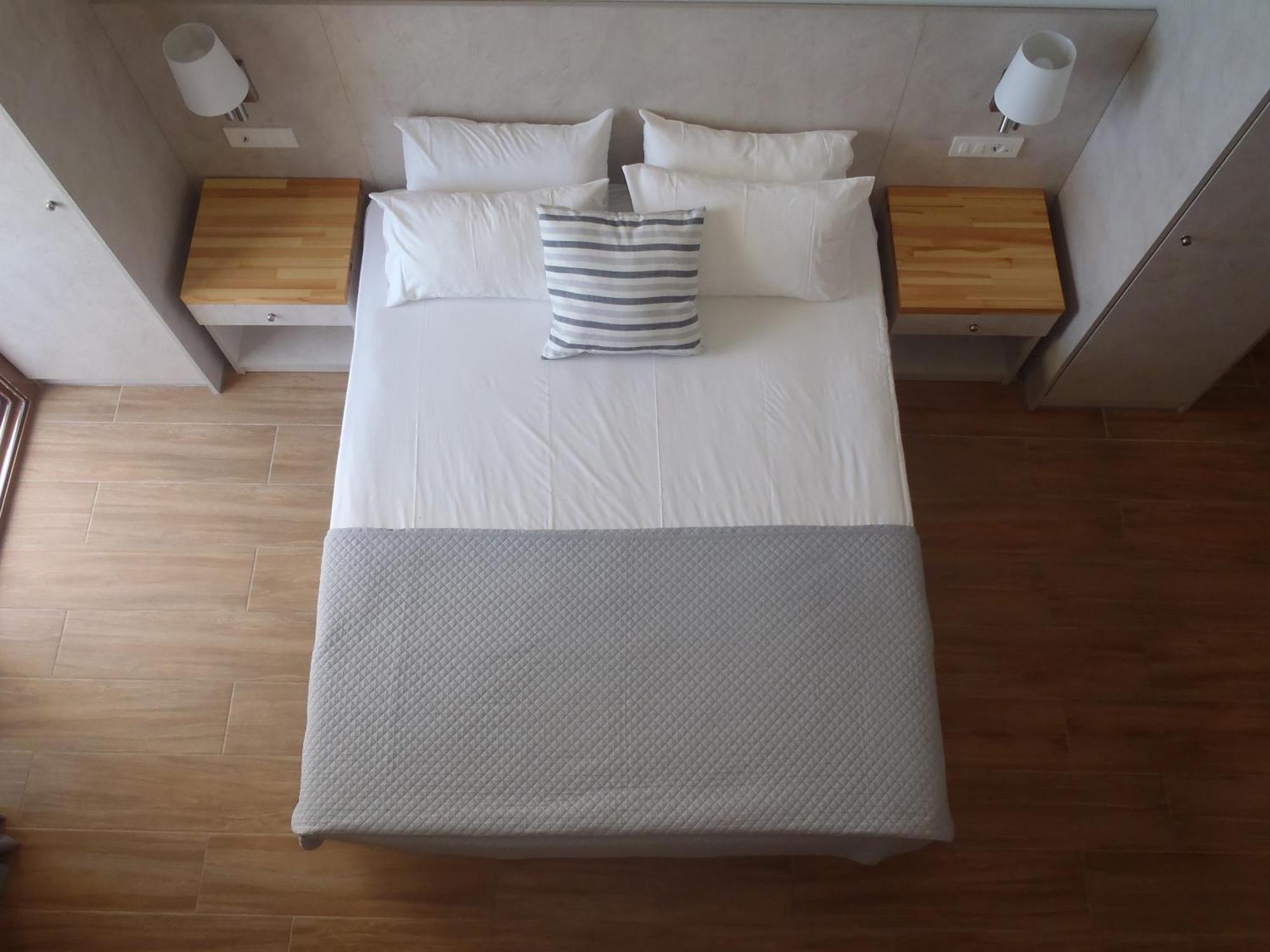 Loukas Apartments On The Waves Tragaki Bagian luar foto