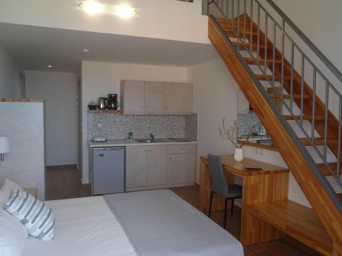 Loukas Apartments On The Waves Tragaki Bagian luar foto