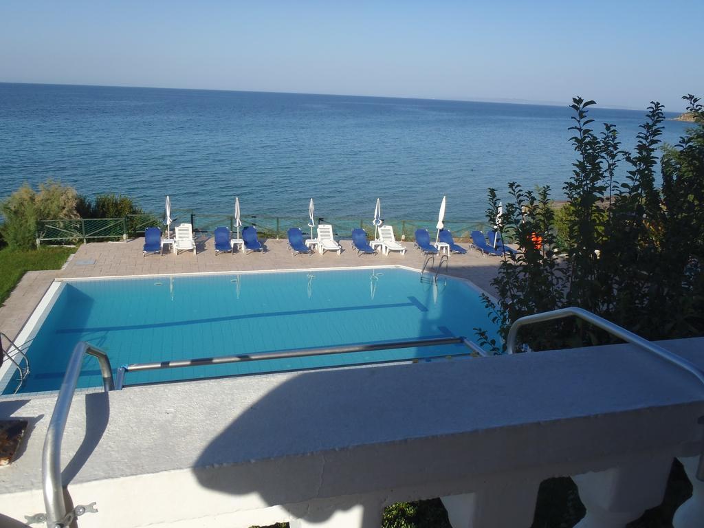 Loukas Apartments On The Waves Tragaki Ruang foto