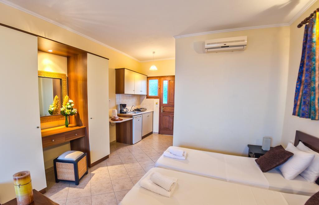 Loukas Apartments On The Waves Tragaki Ruang foto