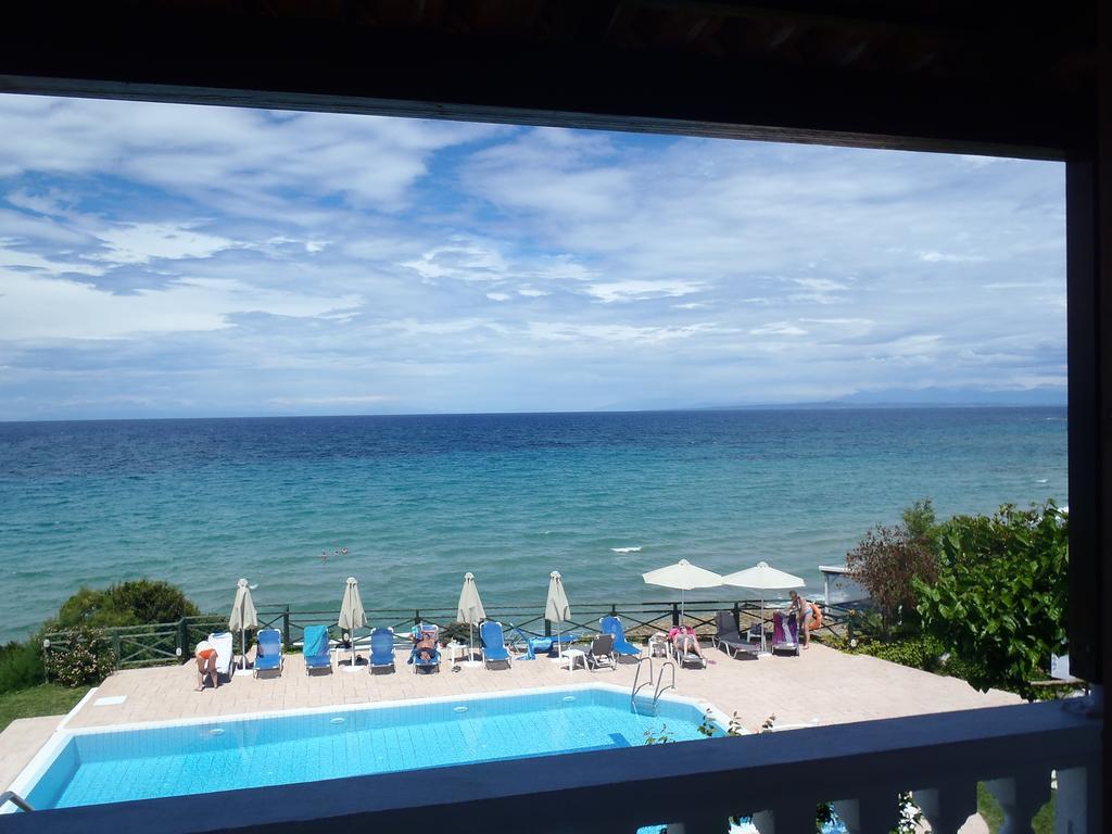 Loukas Apartments On The Waves Tragaki Bagian luar foto